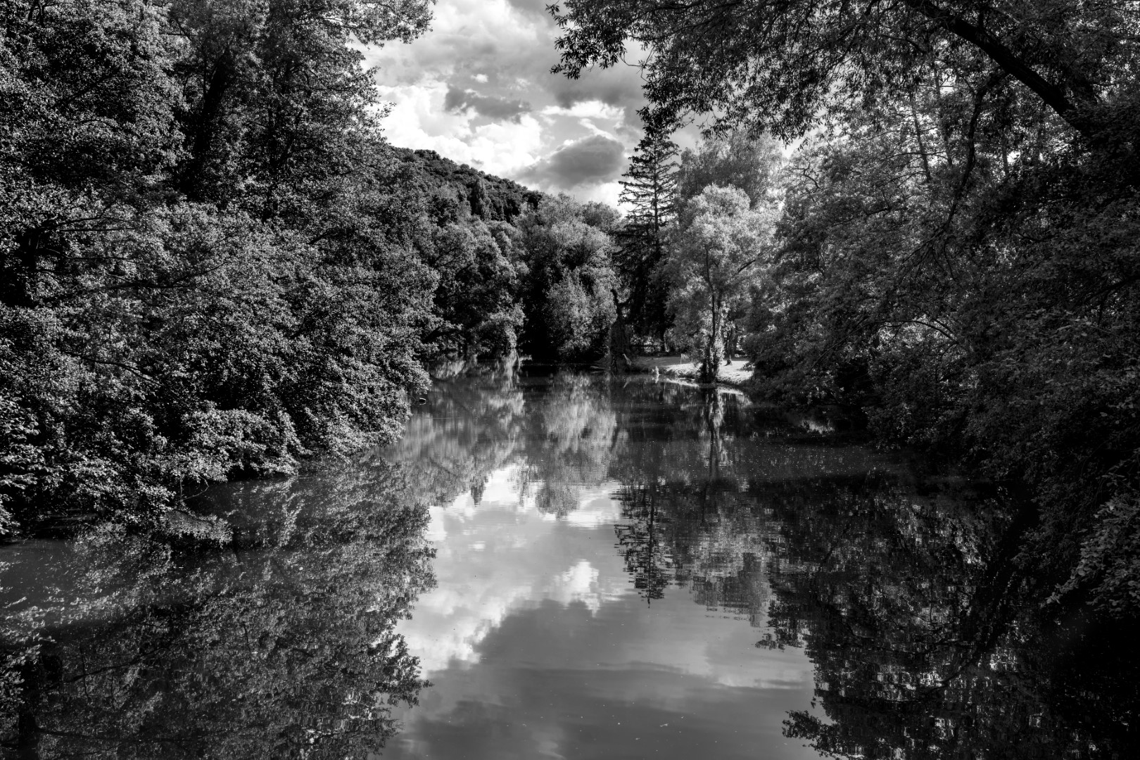 Landschaftsfoto in schwarz-weiß: Wasserspiegelung am Glan