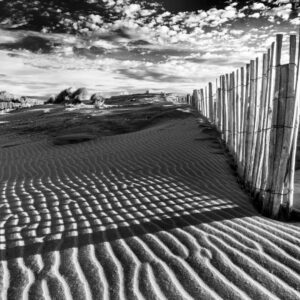 Landschaftsfoto schwarz-weiß | Dünen und Dünenzaun in der Camargue
