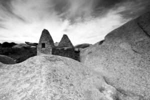 Landschaftsfoto schwarz-weiß | Haus ohne Dach in der Bretagne