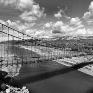 Landschaftsfoto schwarz-weiß | Alte Hängebrücke über die Durance / Provence / Luberon