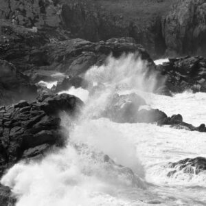 Landschaftsfoto schwarz-weiß | Weiße Gischt am Atlantik
