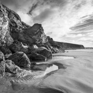 Landschaftsfoto schwarz-weiß | Schöne Bucht mit Felsen in der Bretagne