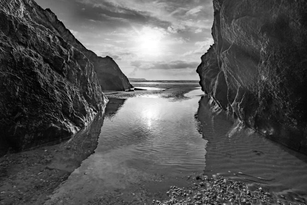 Landschaftsfoto schwarz-weiß | Zwischen den Felsen am Atlantik in der Bretagne