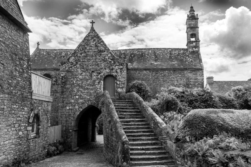 Wandbild - Kirche Vale.Croix in der Bretagne - schwarz-weiß