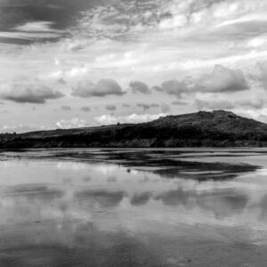 Landschaftsfoto schwarz-weiß | Felsen spiegelt sich im Atlantik in der Bretagne