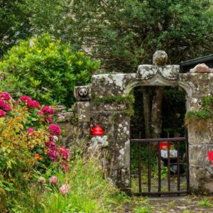 Wandbild - malerischer Garten Locronan (Bretagne)