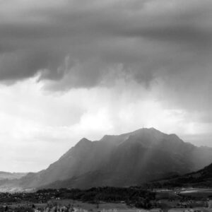 Landschaftsfoto schwarz-weiß | Berg im Nebel (Allgäu)