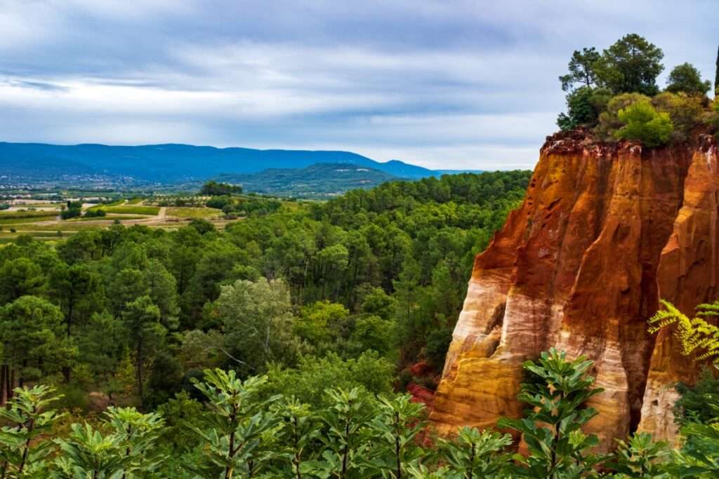 Fotografie der Ockerfelsen von Roussillon Provence
