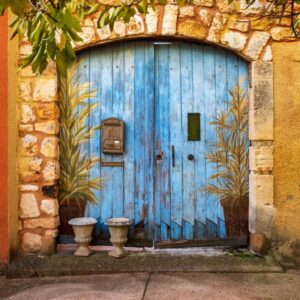 Foto bunte Fassade und blaues Tor in Roussillon