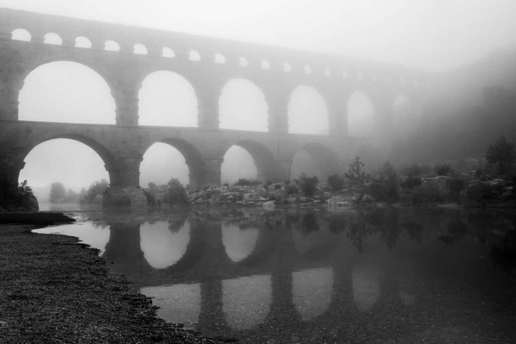 Landschaftsfoto schwarz-weiß | Pont du Gard im Nebel