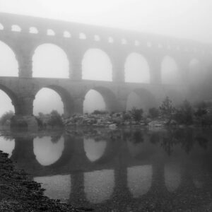 Landschaftsfoto schwarz-weiß | Pont du Gard im Nebel