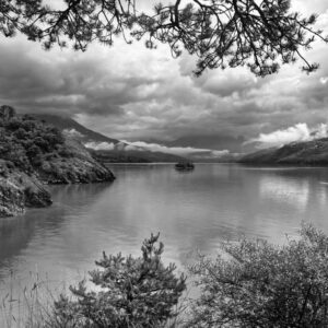 Landschaftsfoto schwarz-weiß Morgens am Lac de Serre Poncon