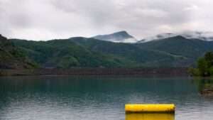 Landschaftsfoto des Lac de Serre Poncon in der Provence