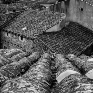 Landschaftsfoto schwarz-weiß | Blick über die alten Dächer - Ardeche