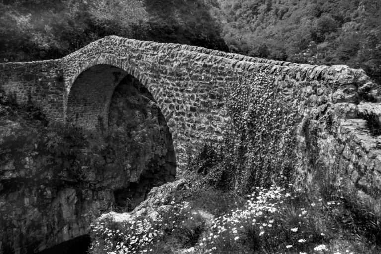 Landschaftsfoto schwarz-weiß - Pont Diable in der Ardeche