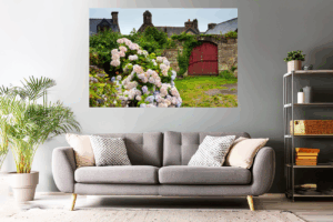 Wandbild - Rotes Tor an Steinmauer in Locronan (Bretagne)