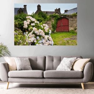 Wandbild - Rotes Tor an Steinmauer in Locronan (Bretagne)