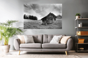 Landschaftsfoto schwarz-weiß | windschiefe Hütte im Allgäu