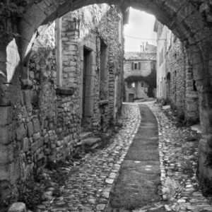 Torbogen in Vaison la Romaine | Provence | schwarz-weiß Foto