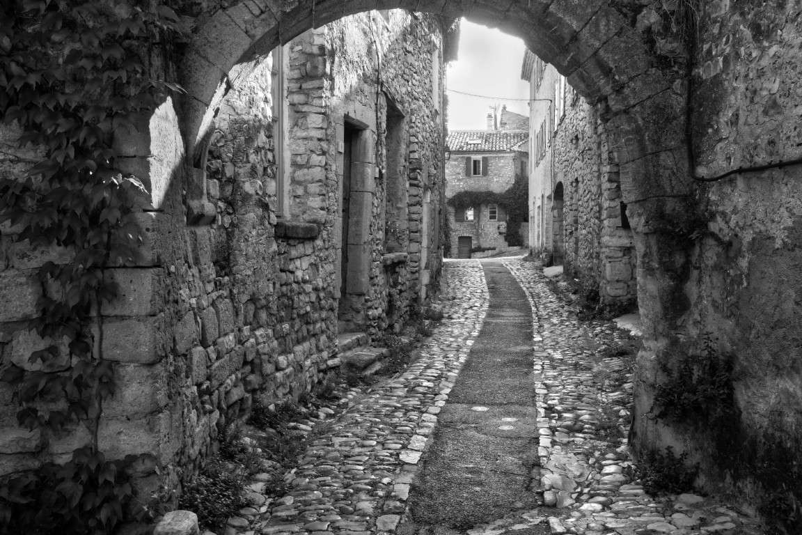 Torbogen in Vaison la Romaine | Provence | schwarz-weiß Foto