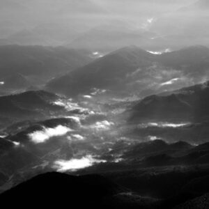 Landschaftsfoto vom Gipfel des Mont Ventoux in der Provence in schwarz-weiss