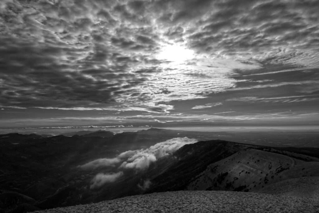 Landschaftsfoto schwarz-weiß vom Gipfel des Mont Ventoux in der Provence