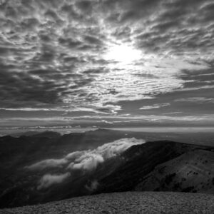 Landschaftsfoto schwarz-weiß vom Gipfel des Mont Ventoux in der Provence