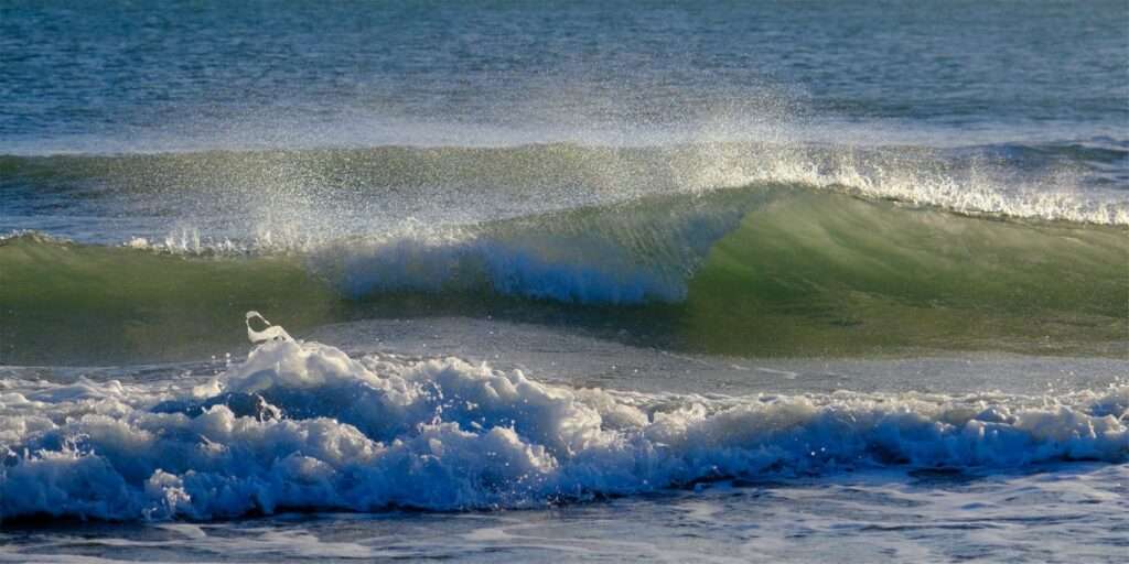 Landschaftsfoto aufgetriebene Wellen am Mittelmeer | Poster, Wandbild
