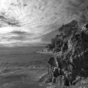 Landschaftsfoto Wandbild Bucht mit Wolken an der Esterel-Küste | sw