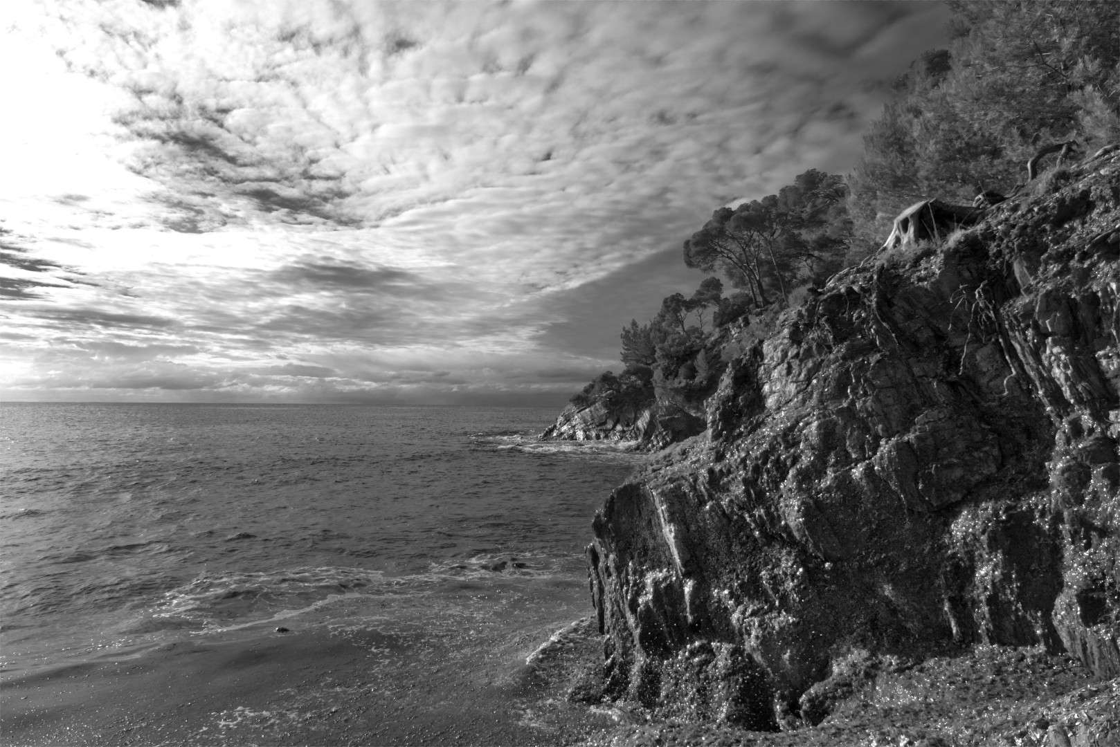 Landschaftsfoto Wandbild Bucht mit Wolken an der Esterel-Küste | sw