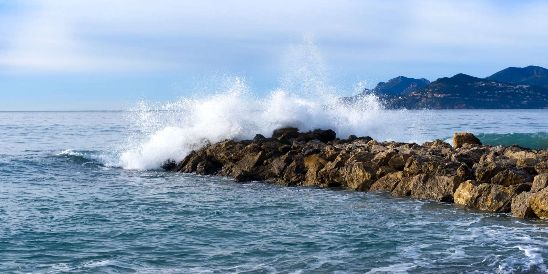 Ladschaftsfoto Wandbild Panorama | Spritzende Gischt in Cannes