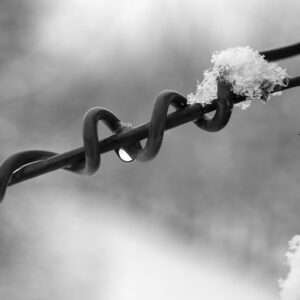 Minimalistische Fotografie | Draht mit Schnee